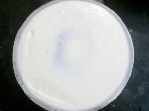 再倒满奶油，用刮板把表面刮平，冰箱里冷藏4小时。