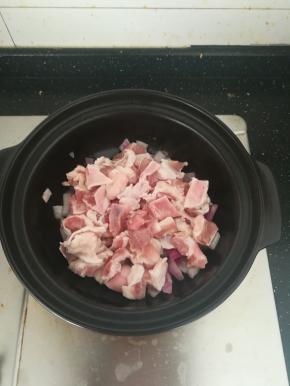 洋葱和葱白出香味后，加入牛肉翻炒。