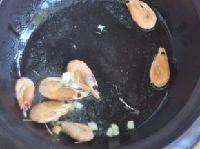 放入北极虾炒香。