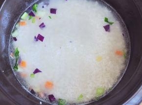 将蔬菜捞出，加入事先浸泡过半小时的米，加入水。