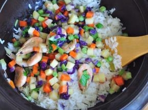 听到提示音后，将蔬菜放入米饭上面，加入生抽、蚝油，蔬菜与米饭拌匀。