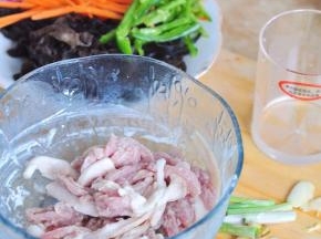 准备好做菜用到的材料，肉丝切好后，加料酒、胡椒粉、淀粉腌制一会。