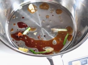 先将锅里倒入油，放入葱、姜、蒜、花椒、八角，加入20亳升水、8克生抽。