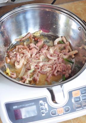 然后将肉丝上面再倒一些干淀粉抓匀，将肉丝倒入锅里，用筷子将粘在一起的肉丝都分开。