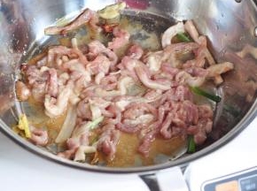 然后将肉丝上面再倒一些干淀粉抓匀，将肉丝倒入锅里，用筷子将粘在一起的肉丝都分开。