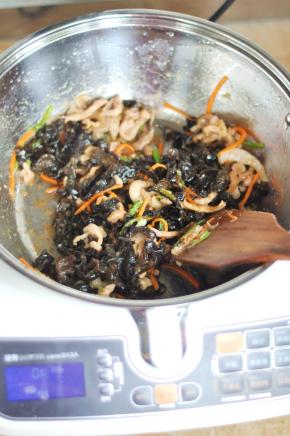 烹饪时间为1分多钟，时间结束后打开锅盖，用铲子将菜肴拌匀。肉丝会粘在不锈钢锅底，但是可以扒开不会粘锅底，也不会糊。