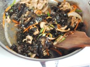 烹饪时间为1分多钟，时间结束后打开锅盖，用铲子将菜肴拌匀。肉丝会粘在不锈钢锅底，但是可以扒开不会粘锅底，也不会糊。