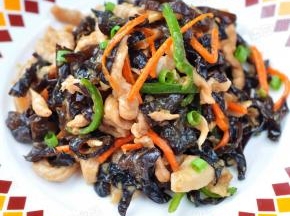 盛盘后撒点小葱。