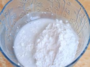 糯米粉里加入水。