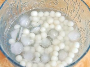 下锅将小圆子煮熟，捞出后泡在冰水里。