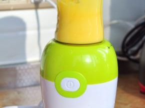 用料理机打成奶昔状。