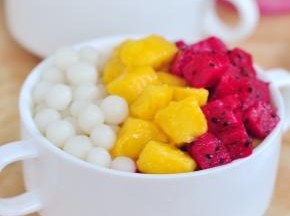 因为稠，所以表面放上小圆子和水果，不会沉下去。