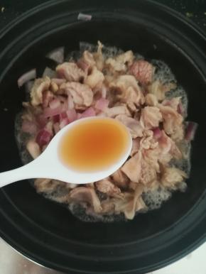 翻炒至牛肉变色后，加入两勺料酒，去腥味。