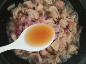 翻炒至牛肉变色后，加入两勺料酒，去腥味。