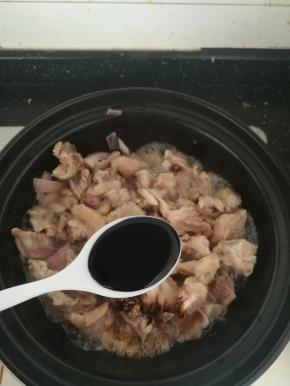 加入一勺老抽上色。