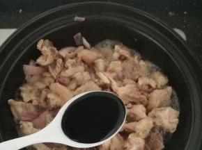 加入一勺老抽上色。