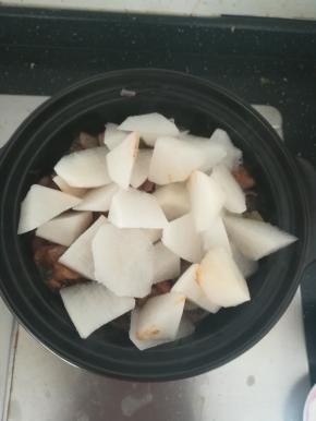 加入切好的萝卜。