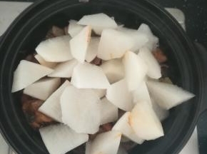 加入切好的萝卜。