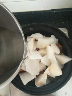 加入清水，没过食材。小火炖煮半个小时。