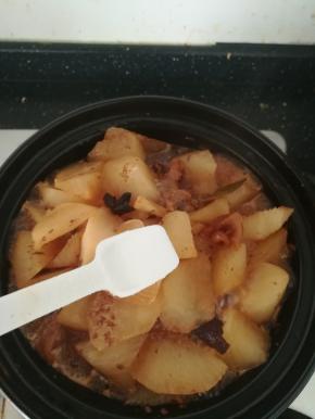 之后加盐，继续炖煮半个小时。