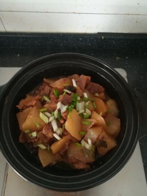 出锅前撒上葱花。