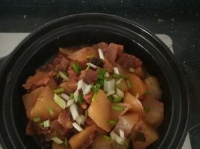 出锅前撒上葱花。