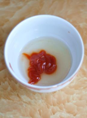 将番茄酱、糖、白醋按1：1：1的比例，调成糖醋汁。