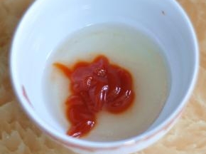 将番茄酱、糖、白醋按1：1：1的比例，调成糖醋汁。