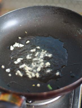 锅里倒入油，爆香蒜粒。