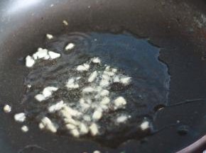 锅里倒入油，爆香蒜粒。