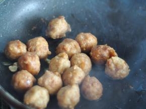 放入肉丸子翻炒。