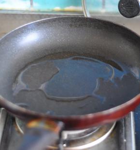 锅里倒入油，爆香蒜粒。