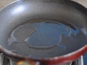 锅里倒入油，爆香蒜粒。