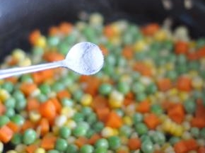 加入盐、生抽、蚝油。