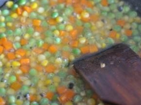 用水淀粉勾芡。