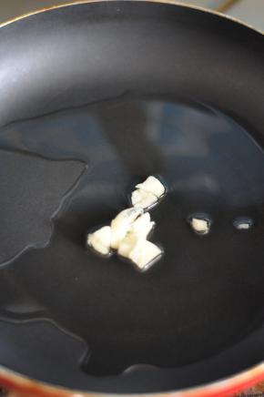 冷锅倒油，爆香蒜粒。