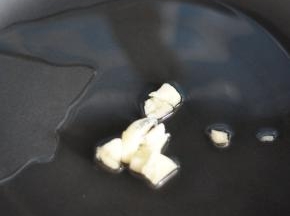 冷锅倒油，爆香蒜粒。