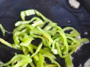 倒入尖椒翻炒。