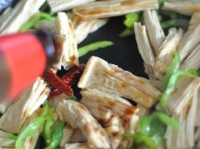 加入盐、生抽、蚝油调味。