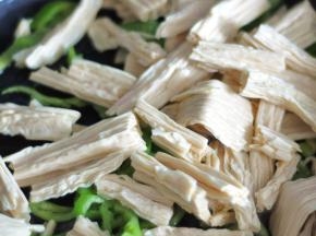 放入腐竹翻炒。