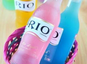 将RIO鸡尾酒先放冰箱冷藏一夜，或者冰冻3小时。