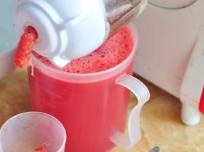 用原汁机，将西瓜榨出果汁。