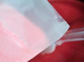 将西瓜汁加热到40度左右，放入草莓布丁粉。