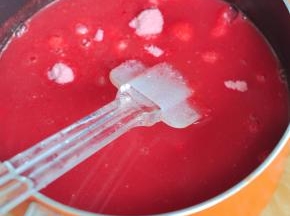 搅拌均匀后，倒入方型保鲜盒中，冷藏至凝固。凝固后就是西瓜布丁了。