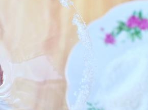 鸡尾酒杯口蘸些水，再在白砂糖上面滚一圈，让杯口粘上砂糖。