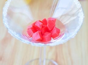 将西瓜布丁切成块状，放入杯底。