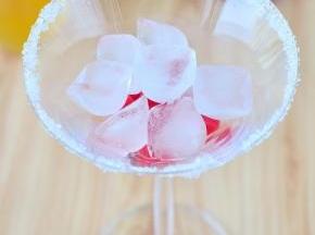 西瓜布丁上，放满冰块。