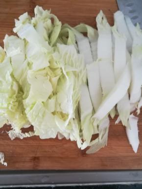 白菜切成片。