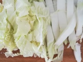 白菜切成片。
