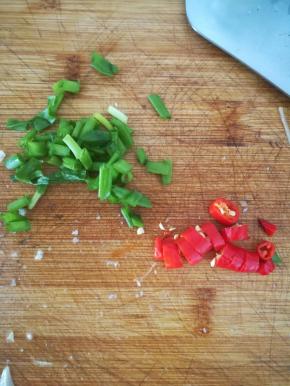 小米辣和小葱切段。